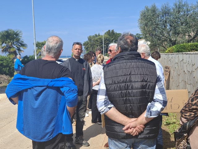 20260416_112242.jpg, svećenik cvita