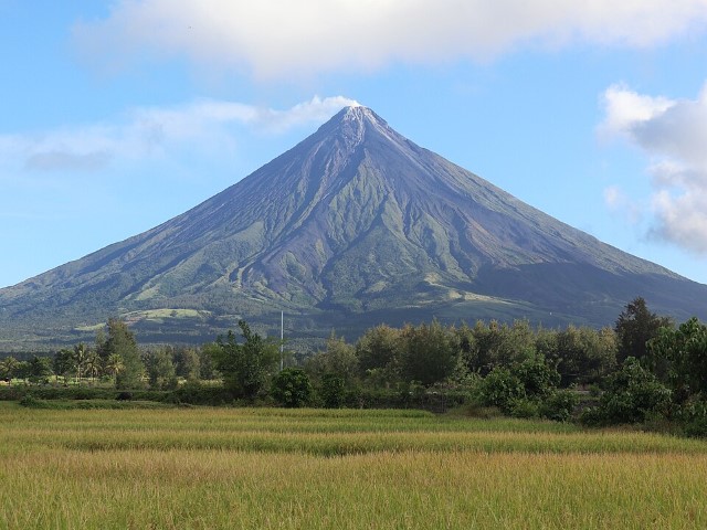 Mount_Mayon_Cagsawa_field_view_close-up_(Busay,_Daraga,_Albay;_04-21-2023)