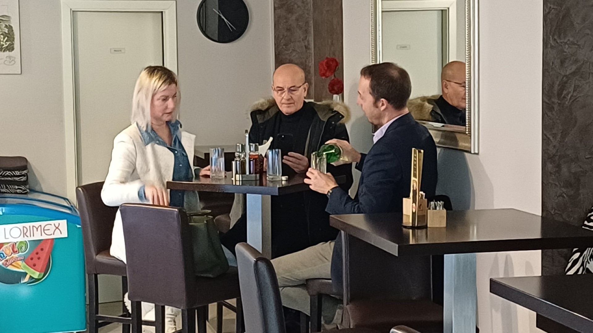 provjerno, vili u kafiću