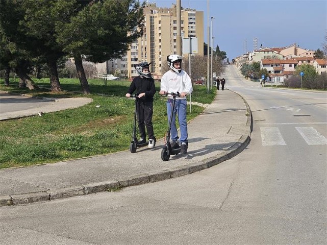 romobil djeca s kacigama