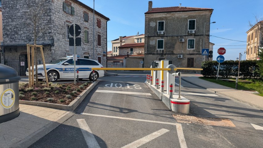 476404535_930732019173849_3517077851891203722_n.jpg, policijski auto, tržnica