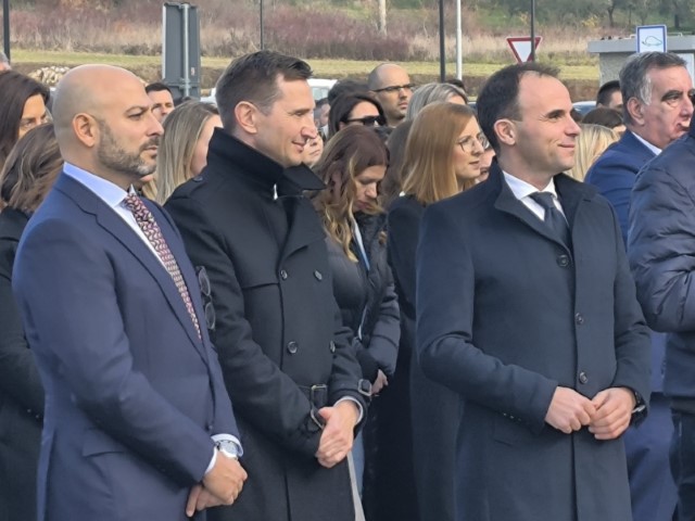 IMG-97550aa6e597660a348f88efdd50ada1-V.jpg, plav laguna, trio