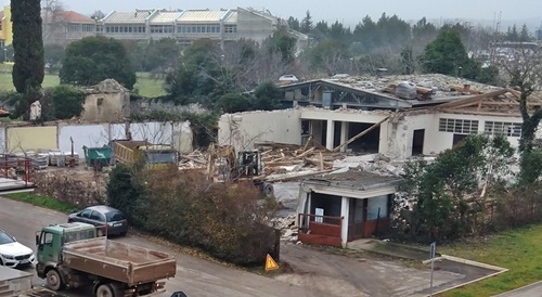 U divljaka luk i strijela, željeznica, selo  grad