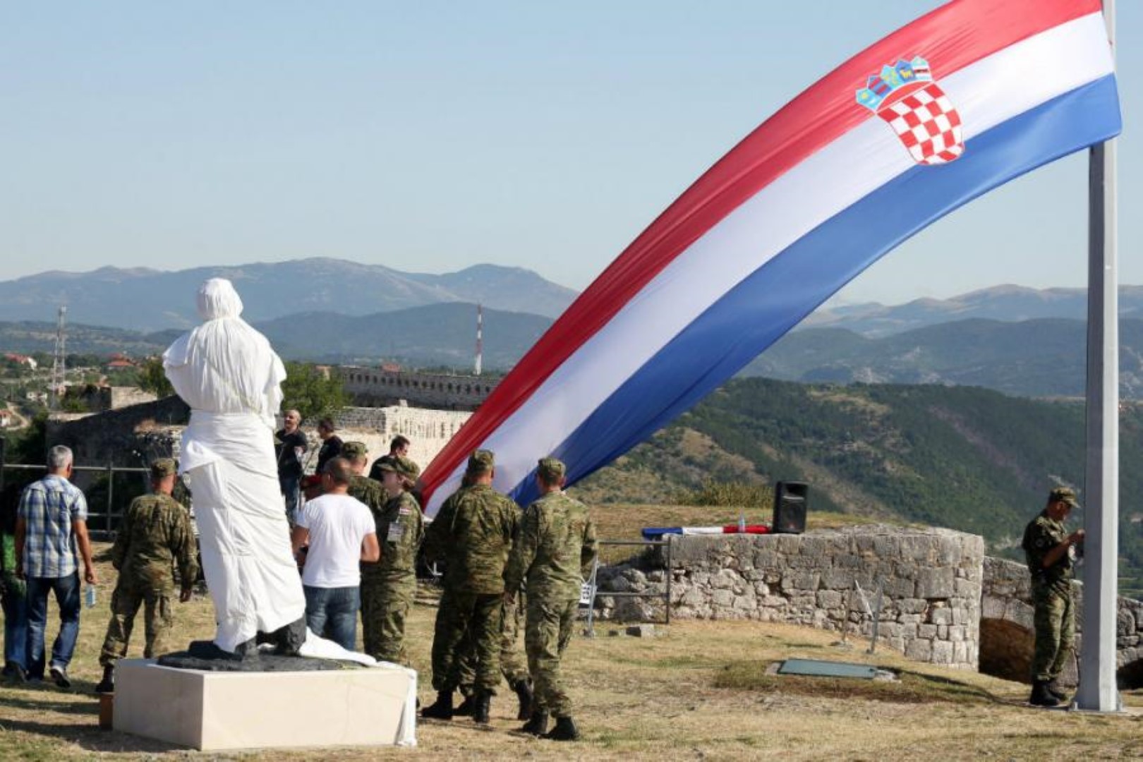 Čestitka uredništva i udruge Naši ljudi/Gente nostra