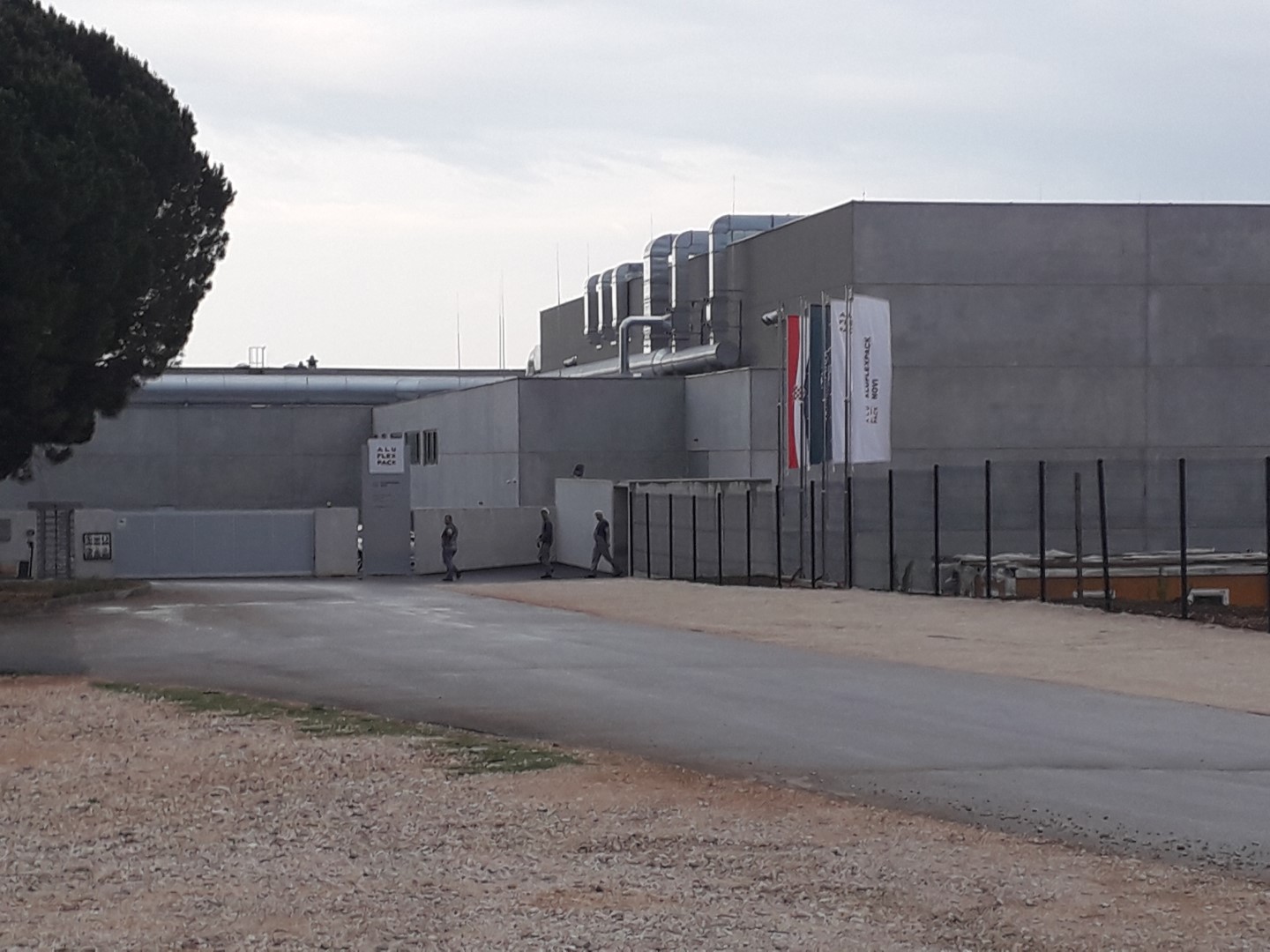 Uz uvezenu robu vozač kamiona dovezao tri migranta u Umag