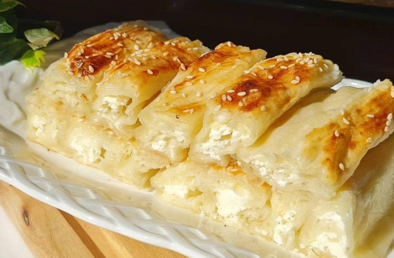 Pita od sira tako meka i sočna da se topi u ustima. Još sočnija dok vani bura puše...