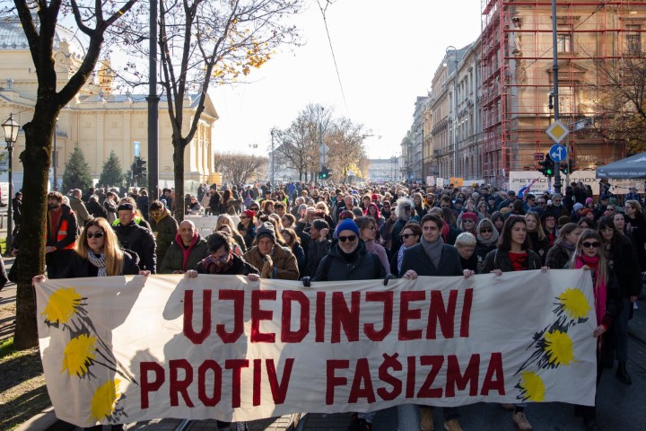 Mladi na čelu kolona u maršu protiv fašizma