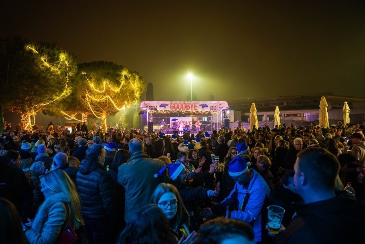 Novigrad – Cittanova: “Goodbye 2025” – silvestarsko druženje ispred Sportske dvorane