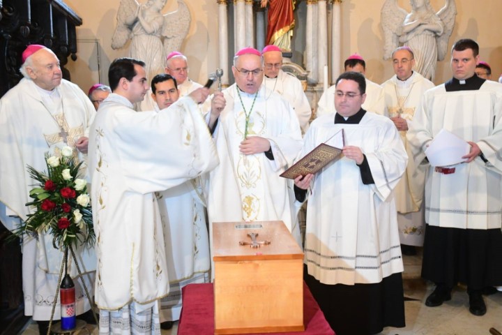 Povijesni događaj u Poreču! Vraćeni zemni ostaci i obavljen obred ukopa mons.Jurja Dobrile, najvećeg hrvatskog preporoditelja u Istri
