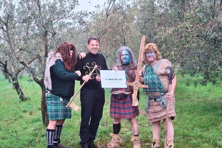 Maškare u Novigradu. Škoti stigli i Makalan lučica gotova u tri dana