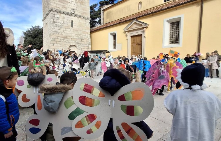 Adio maškare! Mali Novigrađani otjerali zimu iz svoga grada smijehom i plesom.