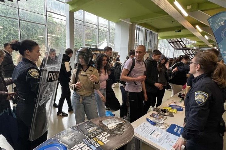  Sajam karijera. Policijski službenici i polaznici programa školovanja pozvali mlade Porečane da se pridruže plavoj obitelji