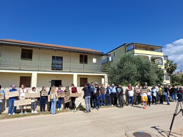 Slučaj „Cvita“ III. dio. Deložaciju odgodili hrabri i solidarni prosvjednici s čitave Bujštine.