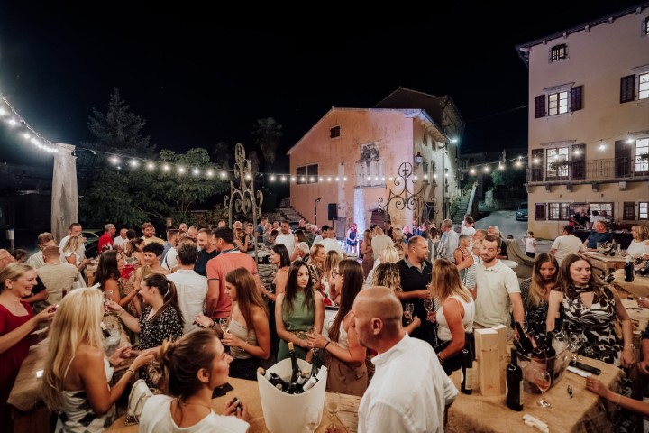 Wine Nights Vižinada: U ponedjeljak nova Vinska večer uz vino, domaću paštu i glazbu uživo
