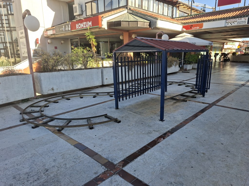 Što rade tračnice bez Ćire u Umagu?!